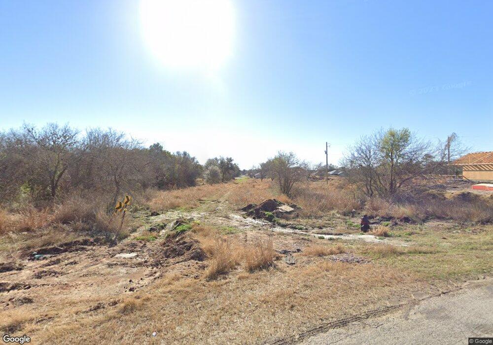 809 Magnolia Ave, Beeville, TX 78102 - photo 1