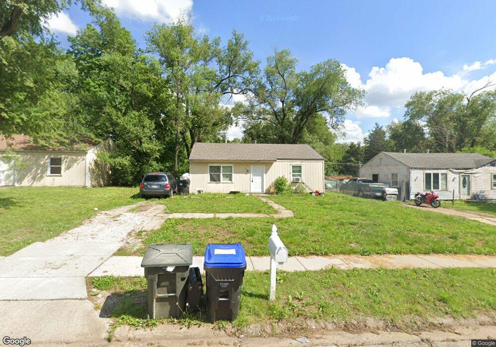 227 SE Pinecrest Dr, Topeka, KS 66605 - photo 1