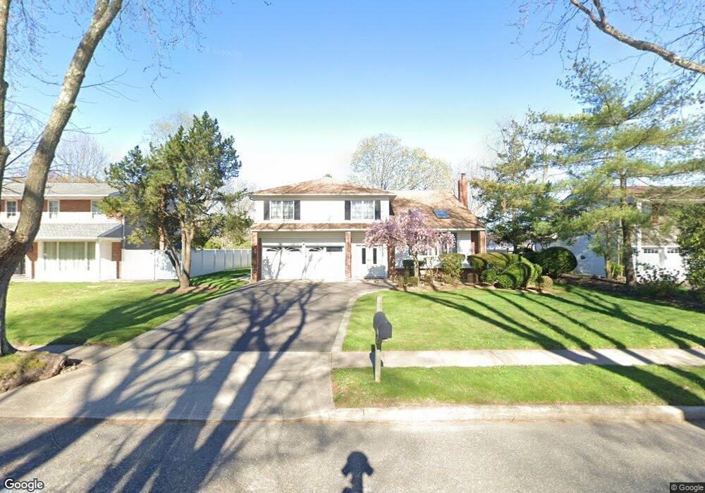 18 Cherokee Ln, ComMacK, NY 11725 - photo 1