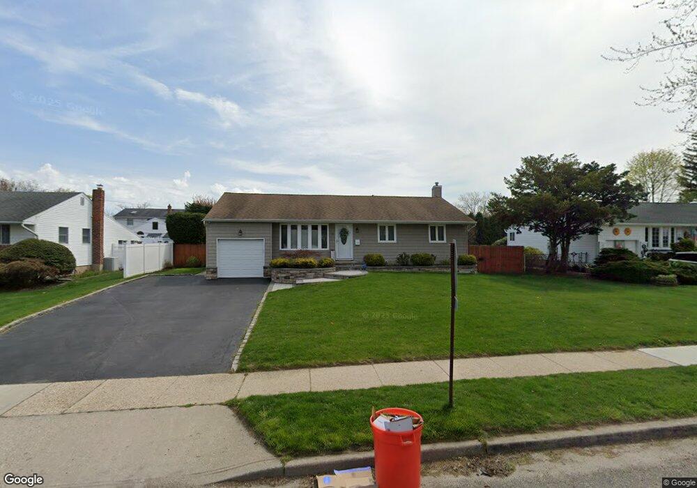 30 Hayrick Ln, ComMacK, NY 11725 - photo 1