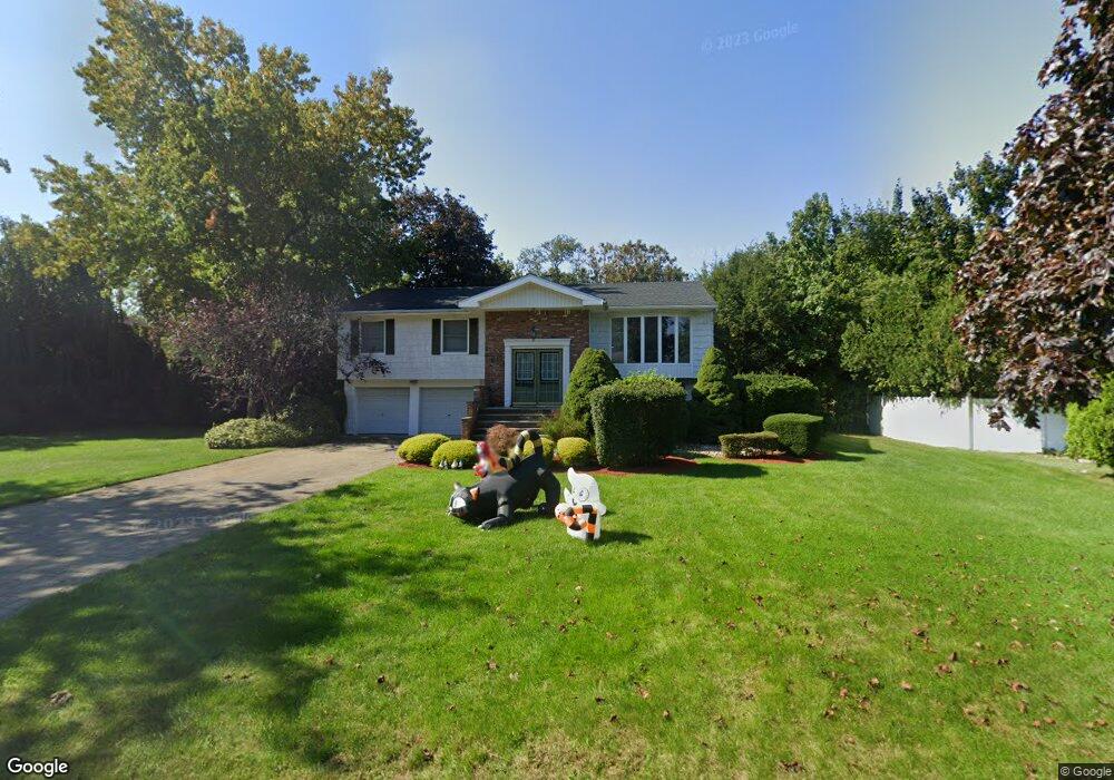 26 Peppermint Rd, ComMacK, NY 11725 - photo 1
