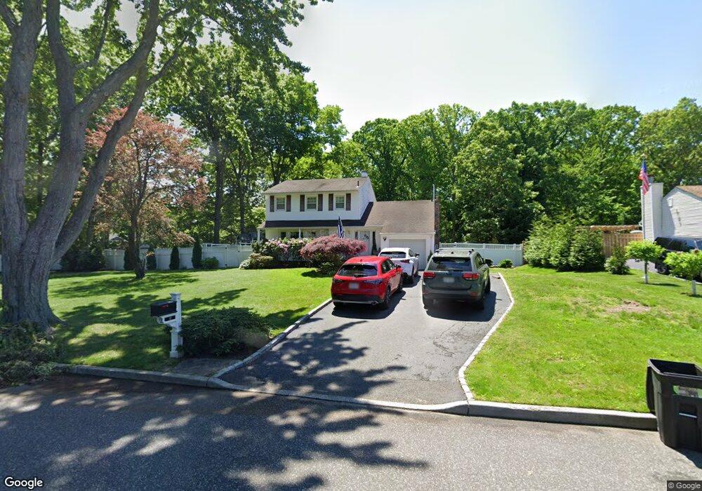 27 Peacock Ln, ComMacK, NY 11725 - photo 1