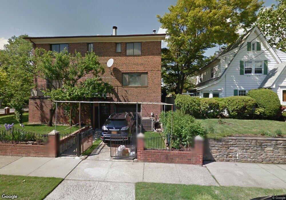 2619 Bayside Ln, Flushing, NY 11358 - photo 1