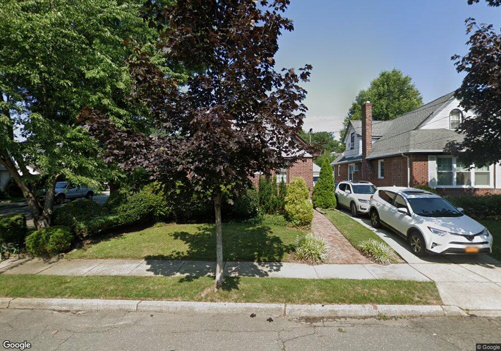 60 Geranium Ave, Floral Park, NY 11001 - photo 1