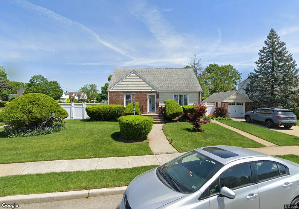 906 Center Dr, Franklin Square, NY 11010 - photo 1