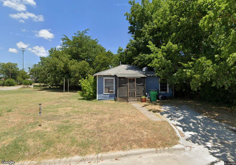 903 Martin Luther King jr Ave, Gainesville, TX 76240 - photo 1