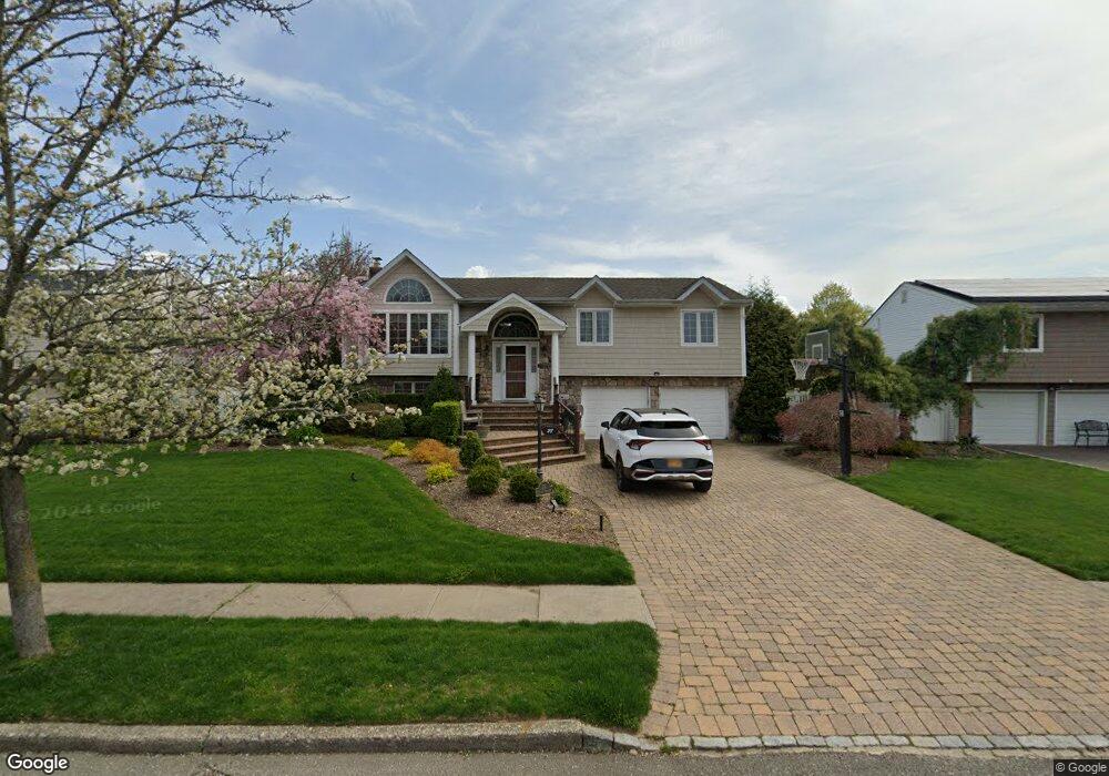 28 Heather Crescent, ComMacK, NY 11725 - photo 1