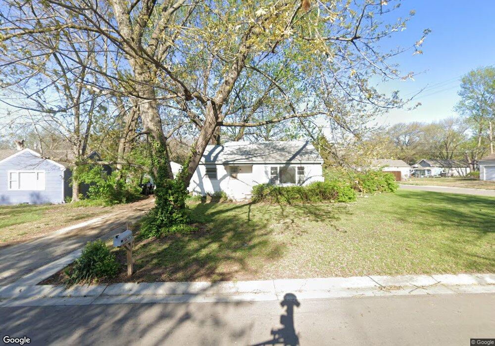 2401 SW Seabrook Ave, Topeka, KS 66614 - photo 1