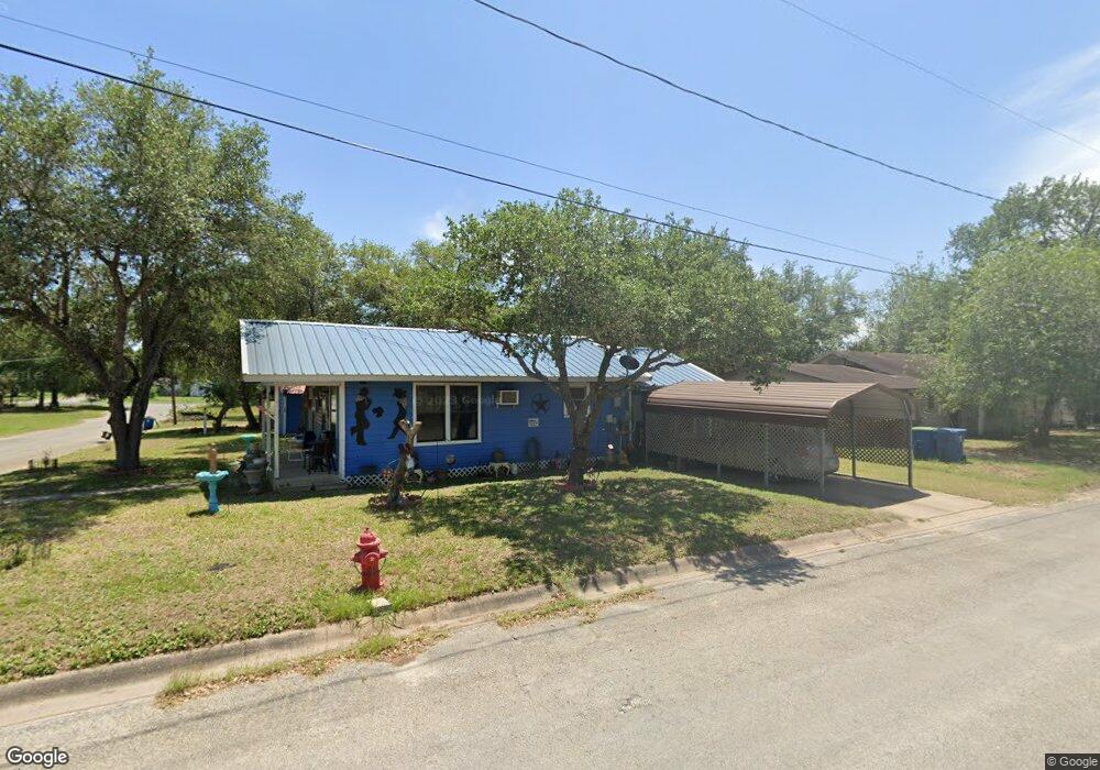 609 N Polk St, Beeville, TX 78102 - photo 1