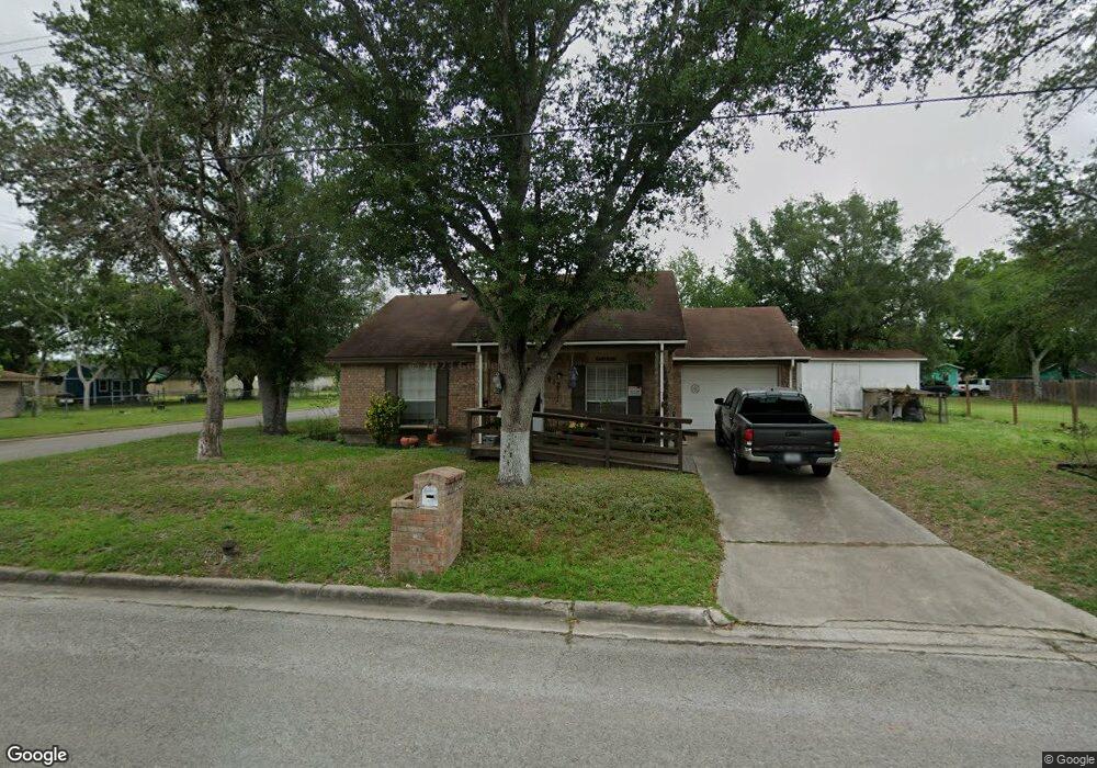 812 W Flournoy St, Beeville, TX 78102 - photo 1