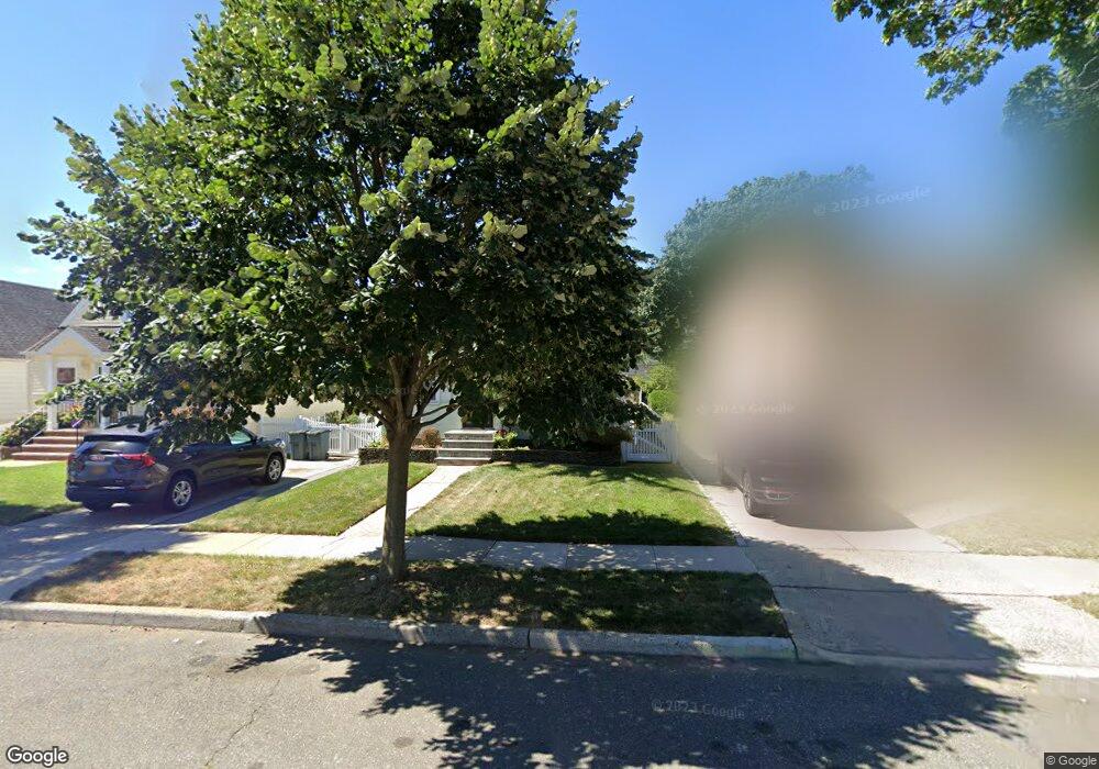 8112 267th St, Glen Oaks, NY 11004 - photo 1