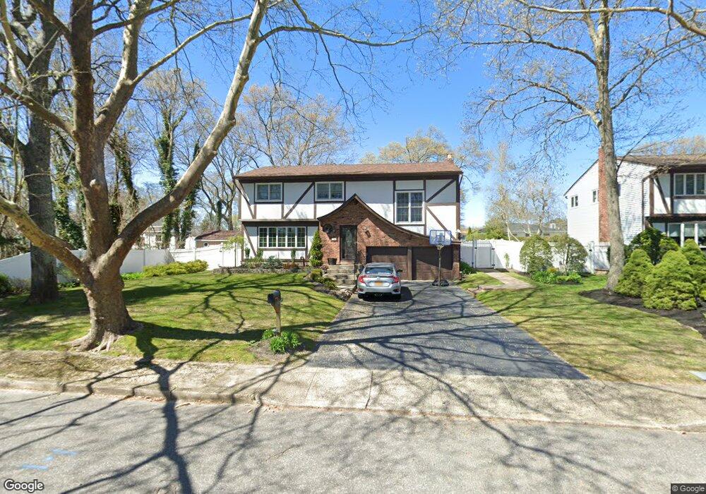 9 Humming Ln, ComMacK, NY 11725 - photo 1