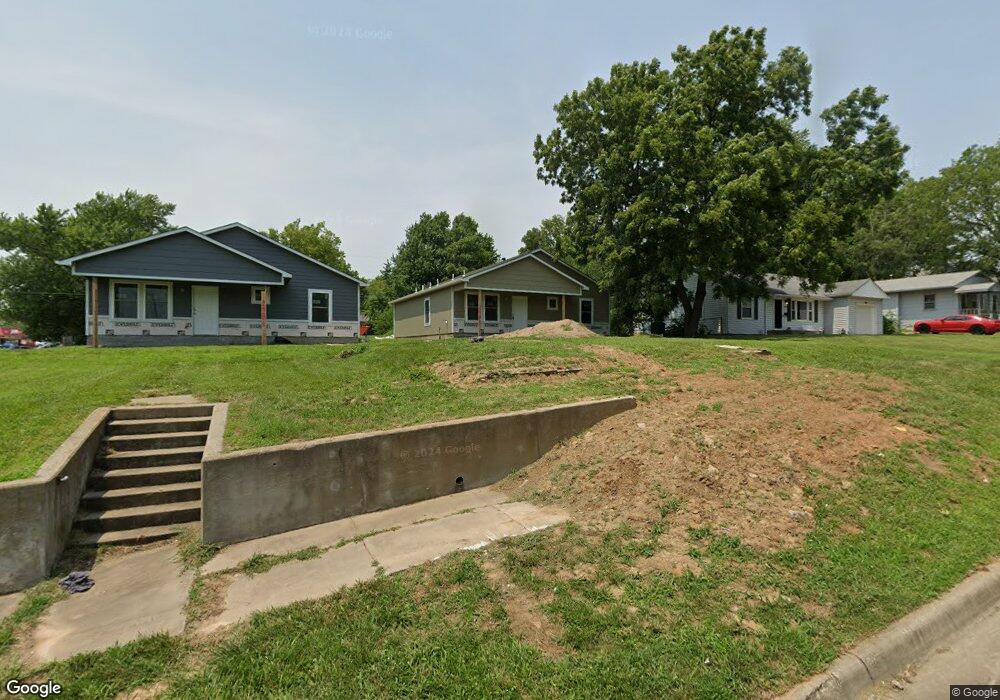 2075 SW Buchanan St, Topeka, KS 66604 - photo 1