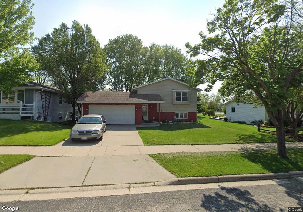 813 Kings Ridge Ct E, West Bend, WI 53090 - photo 1