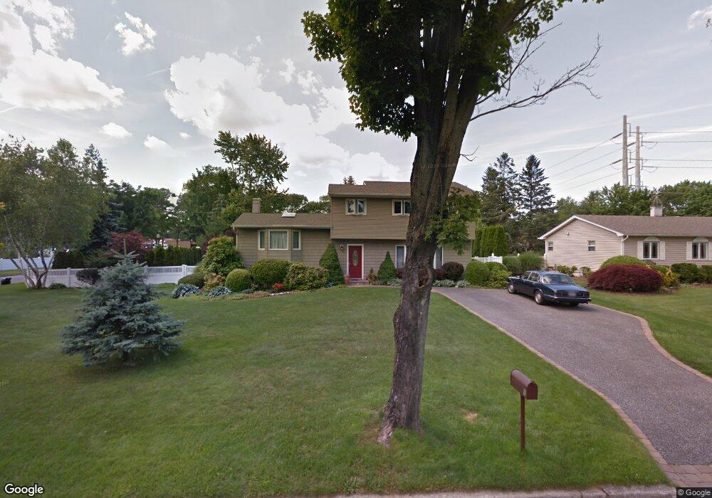 2 Heron Ln, ComMacK, NY 11725 - photo 1