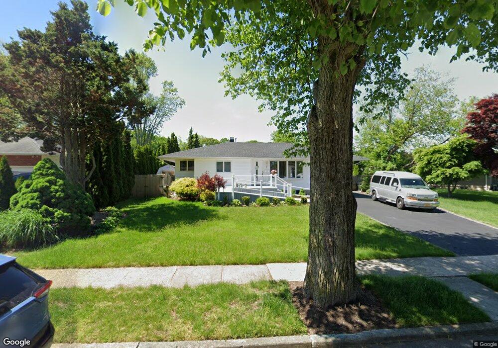 14 Pittoni Dr, ComMacK, NY 11725 - photo 1