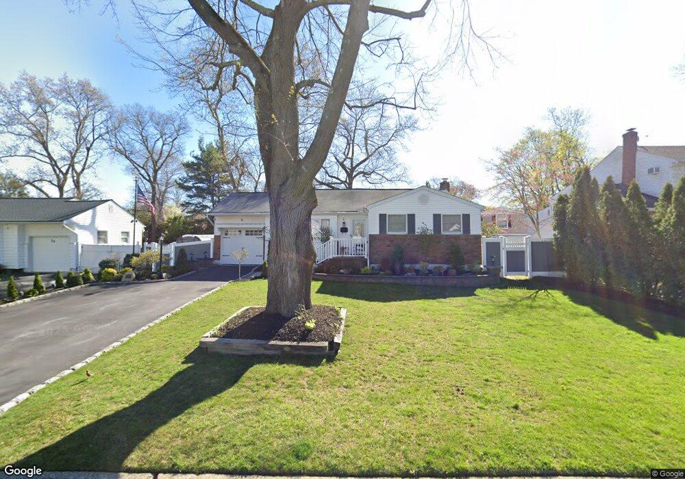 31 Crocus Ln, ComMacK, NY 11725 - photo 1