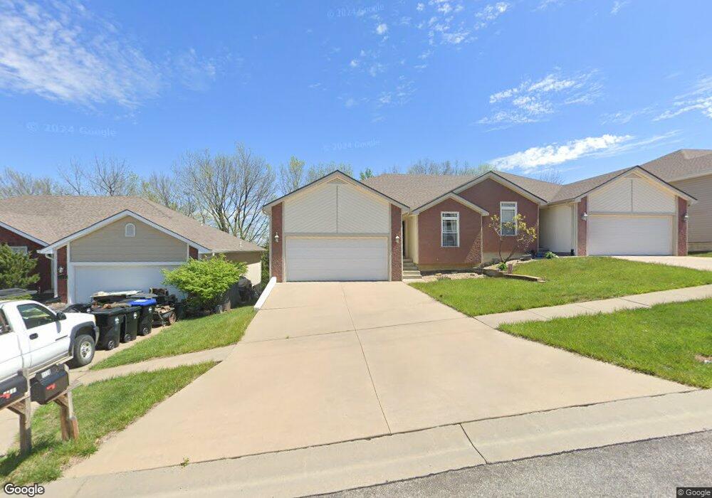 1114 SW Red Oaks Ct, Topeka, KS 66615 - photo 1