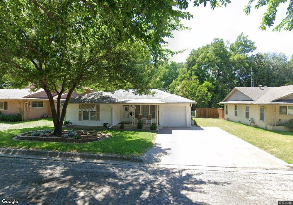 925 Dodson St, Gainesville, TX 76240 - photo 1