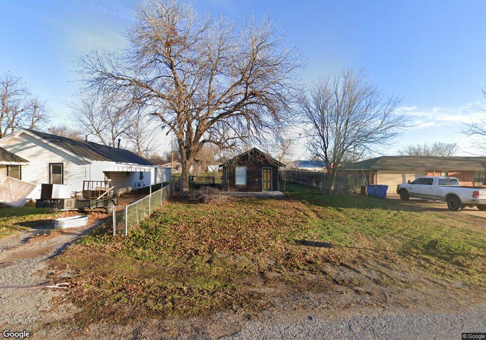 103 W E Ave, Cache, OK 73527 - photo 1