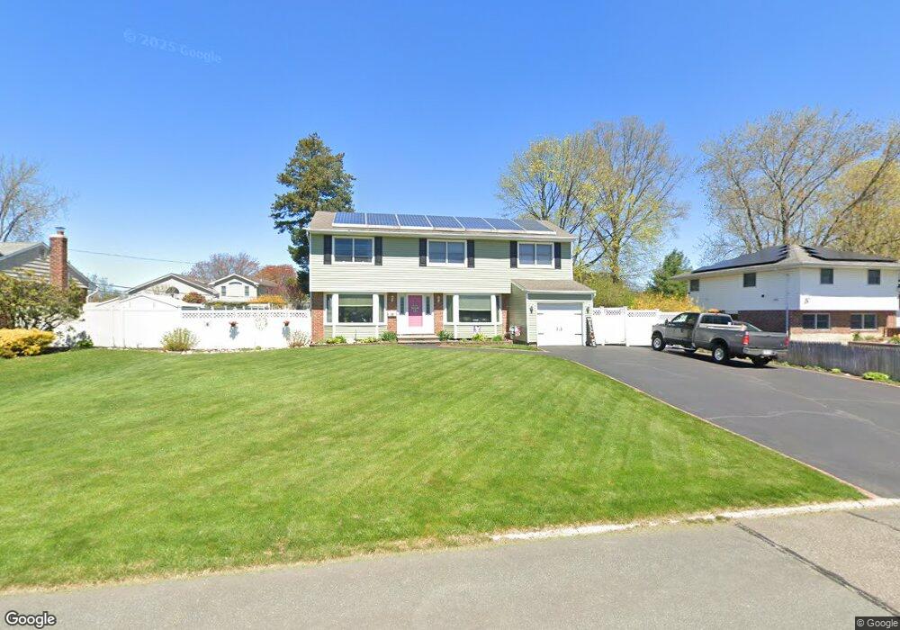 29 Violet Ln, ComMacK, NY 11725 - photo 1