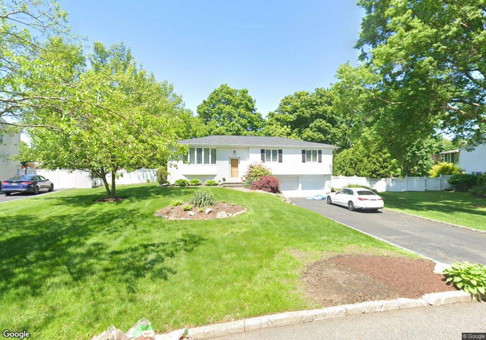 4 Peacock Ln, ComMacK, NY 11725 - photo 1