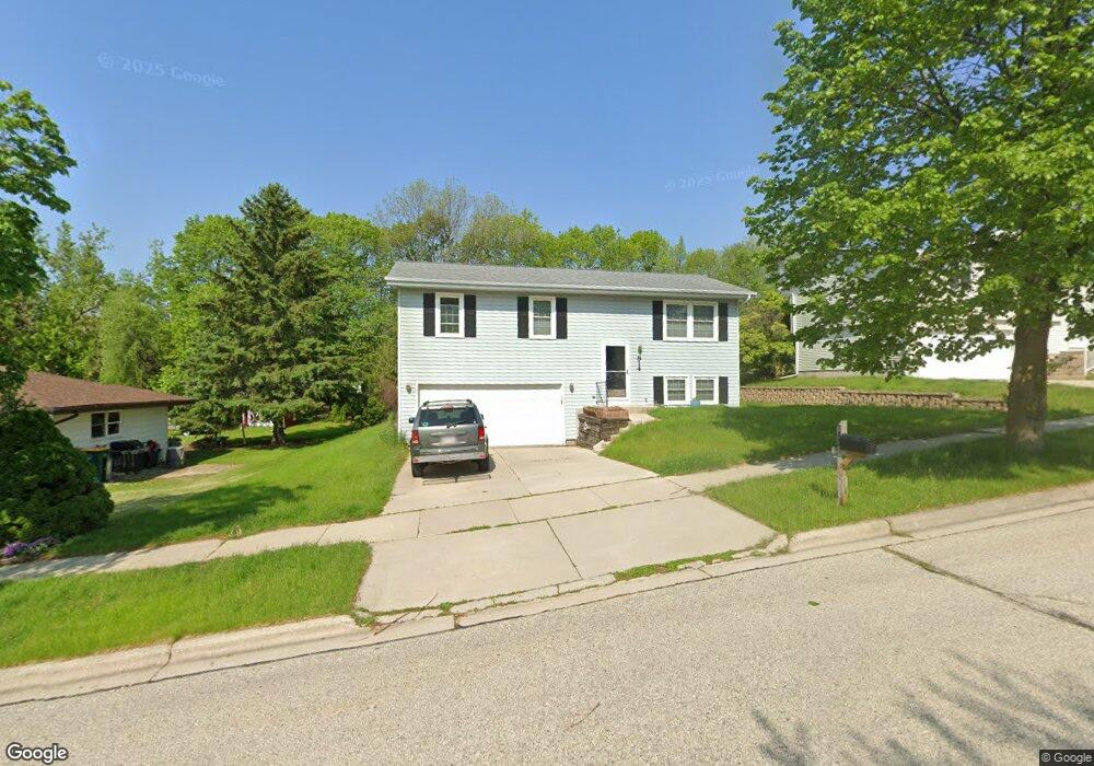 814 Squire Ln, West Bend, WI 53090 - photo 1