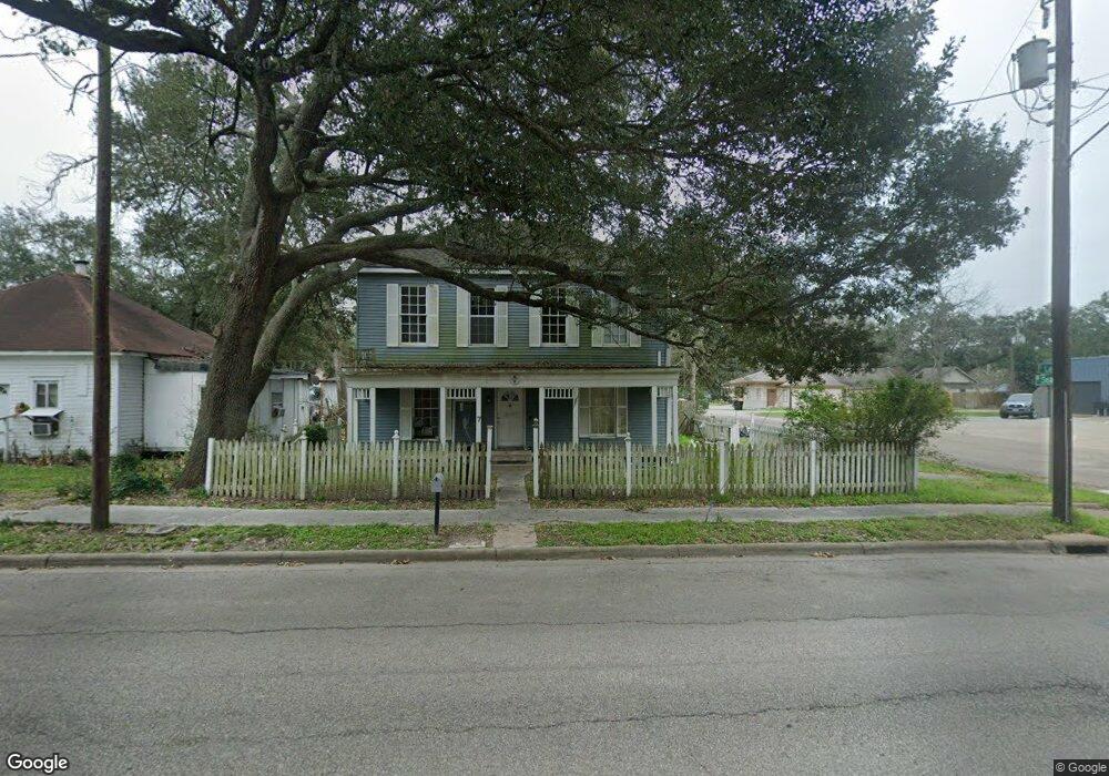 517 W Sealy St, Alvin, TX 77511 - photo 1