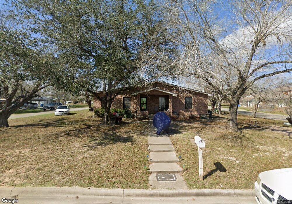 700 W Hutchinson St, Beeville, TX 78102 - photo 1