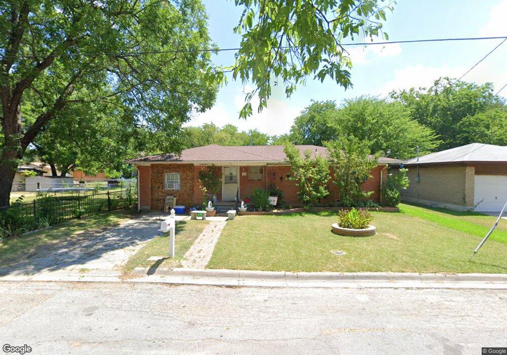 718 N Howeth St, Gainesville, TX 76240 - photo 1