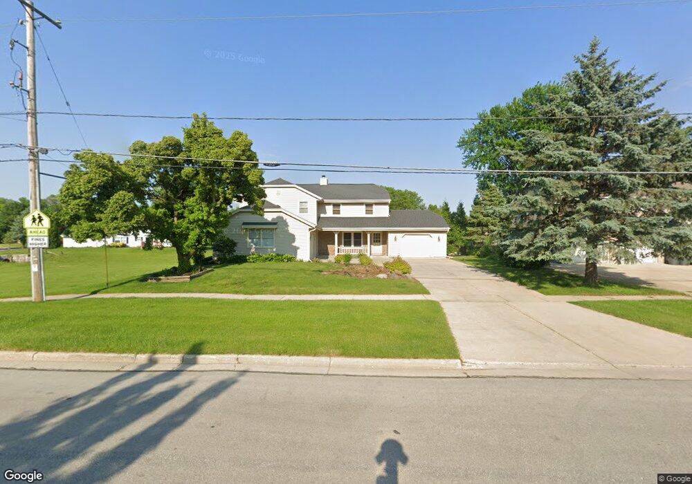 1813 Jennifer Ln B, Waukesha, WI 53186 - photo 1