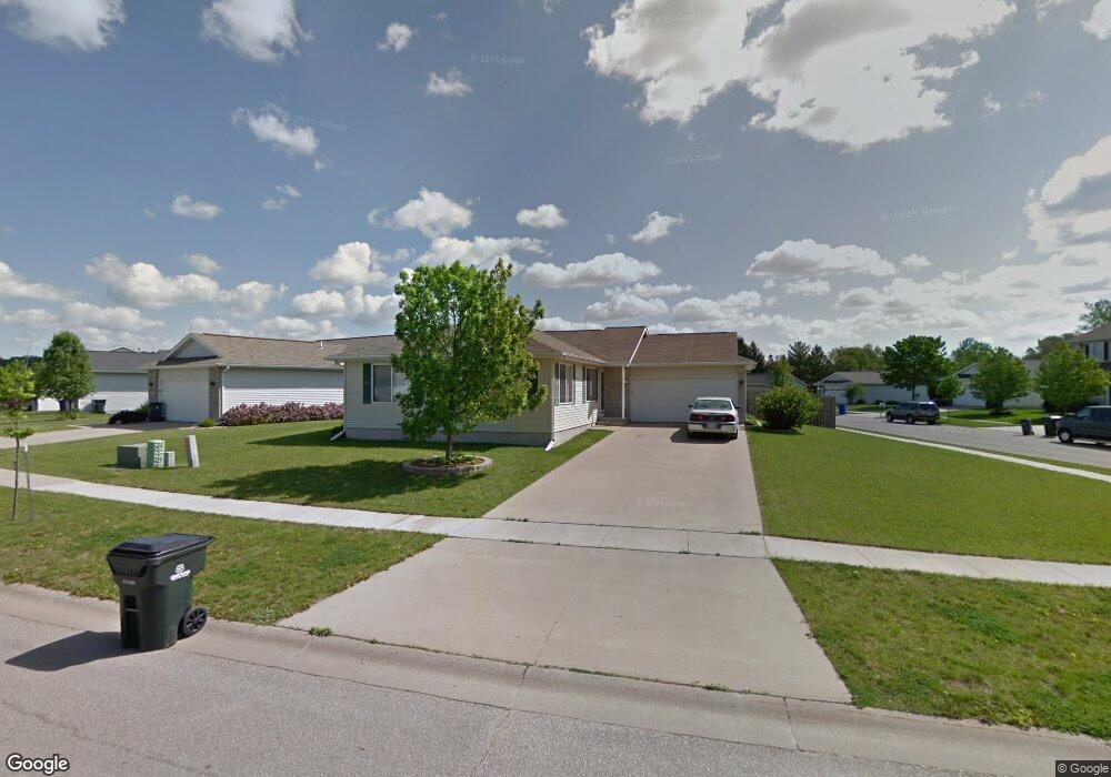 1001 Wolf Dr NW, Cedar Rapids, IA 52405 - photo 1