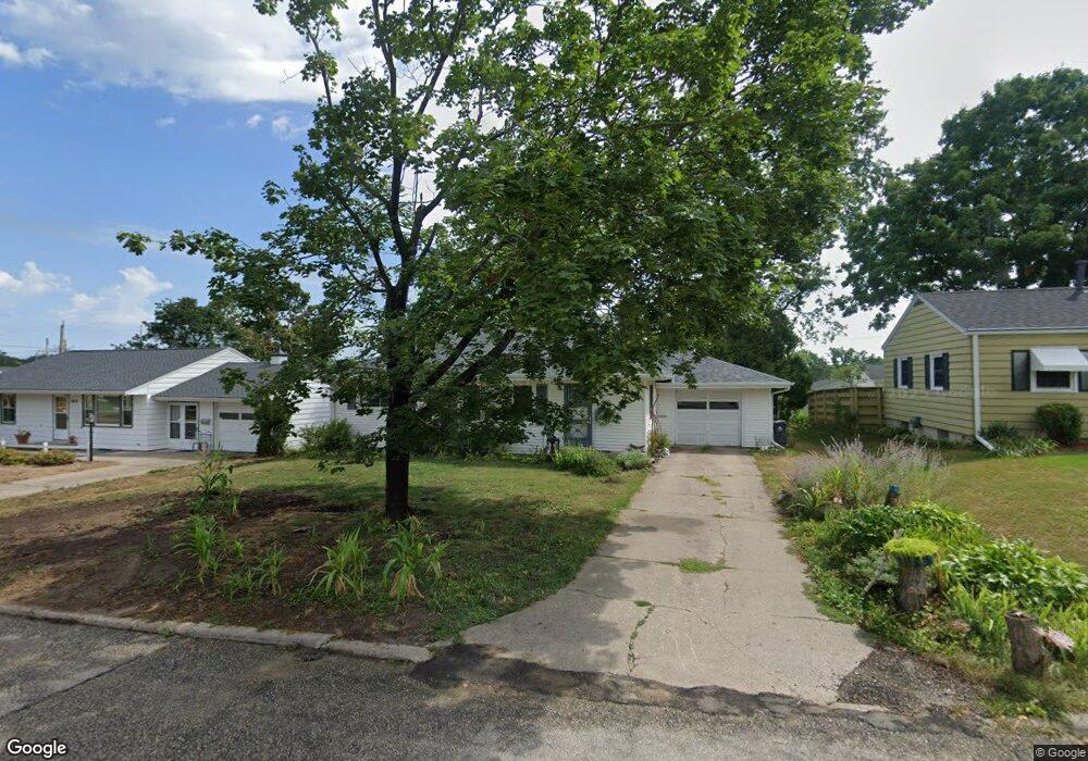 1020 Hill Dr SE, Cedar Rapids, IA 52403 - photo 1