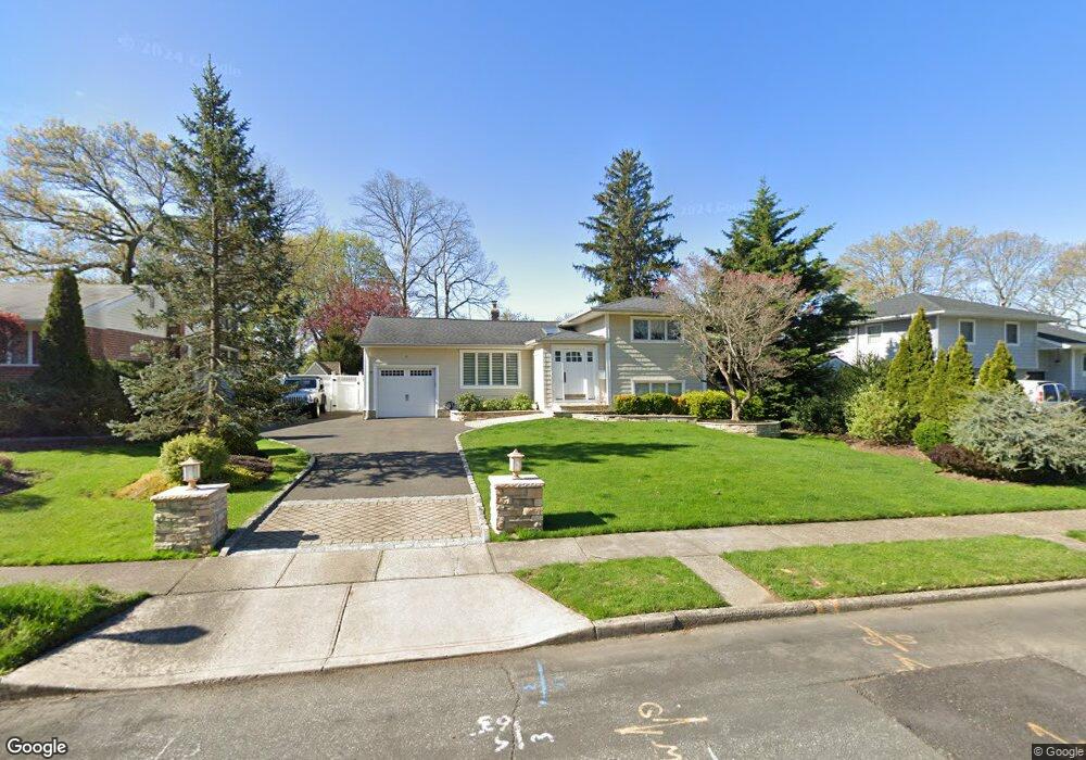 14 Cayuga Place, ComMacK, NY 11725 - photo 1