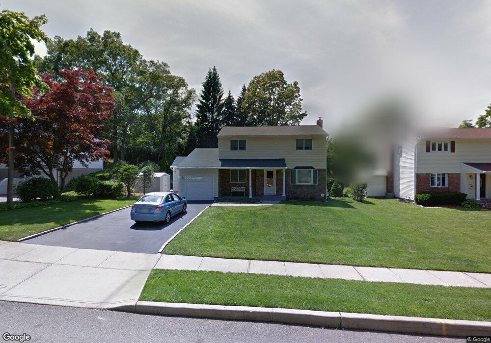 4 Shelton Ct, ComMacK, NY 11725 - photo 1