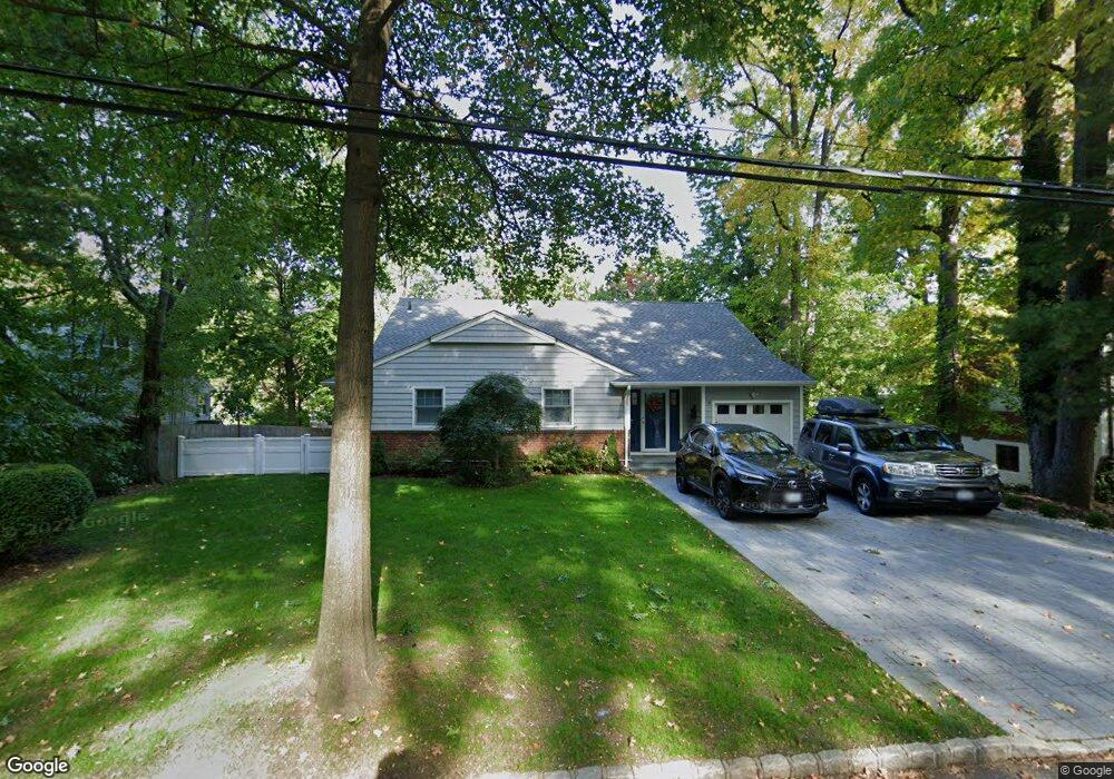 9 Shadow Ln, Great Neck, NY 11021 - photo 1