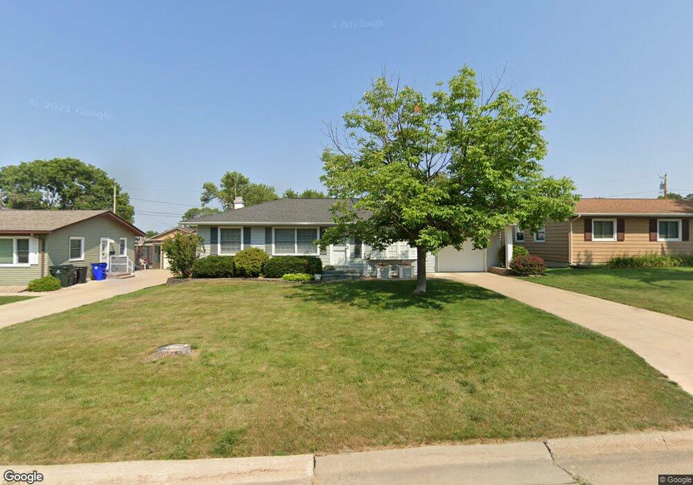 333 32nd St NW, Cedar Rapids, IA 52405 - photo 1