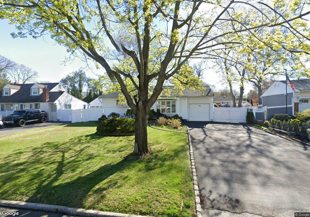 29 Crocus Ln, ComMacK, NY 11725 - photo 1