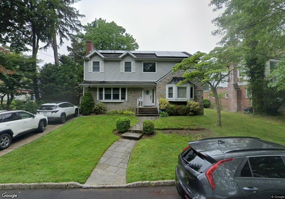 4 N Avalon Rd, Great Neck, NY 11021 - photo 1