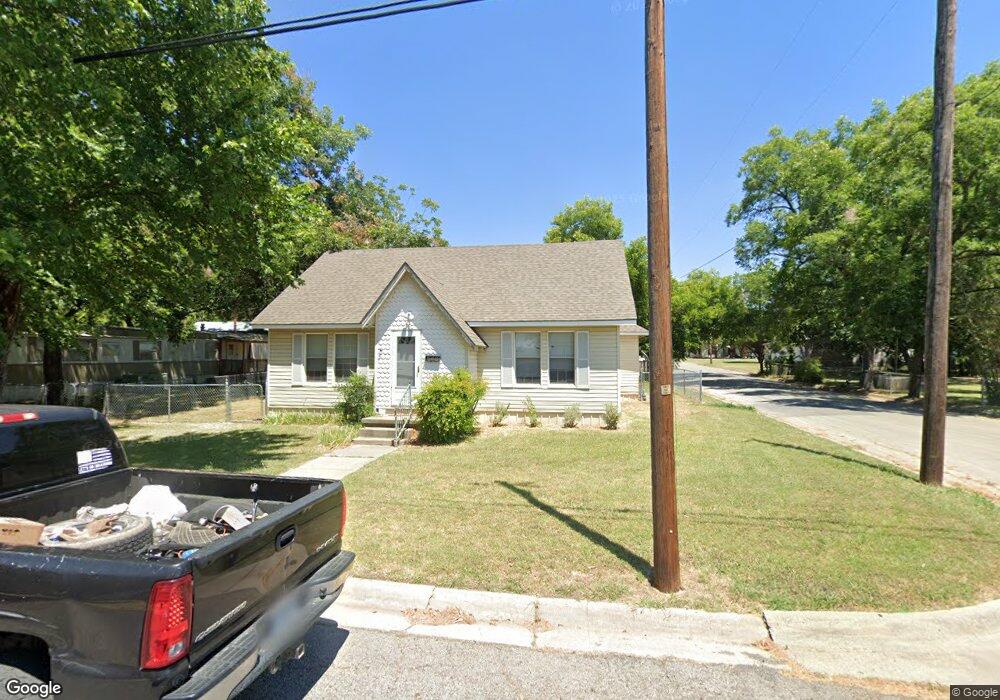 702 N Clements St, Gainesville, TX 76240 - photo 1
