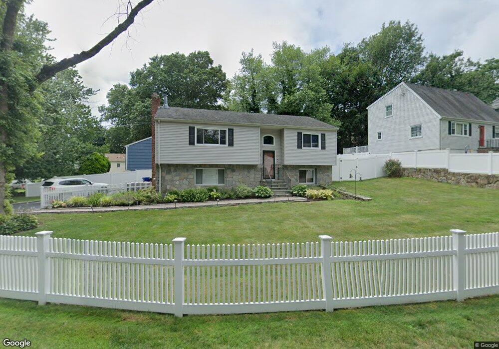 9 Robins Square E, Norwalk, CT 06854 - photo 1