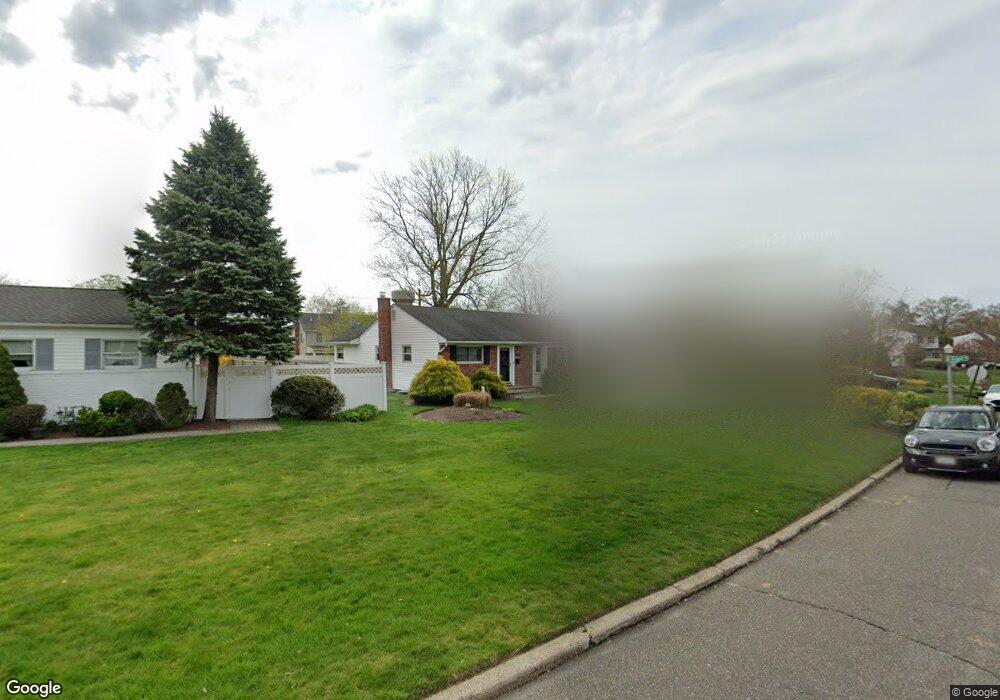 71 Roxbury Dr, ComMacK, NY 11725 - photo 1