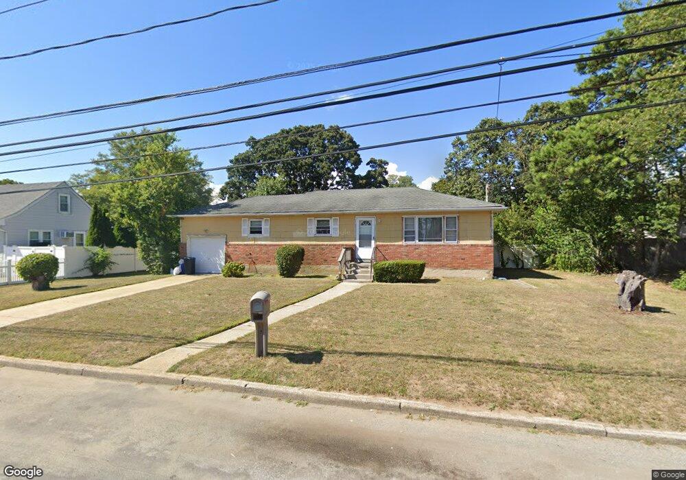 334 Robbins St, Lindenhurst, NY 11757 - photo 1