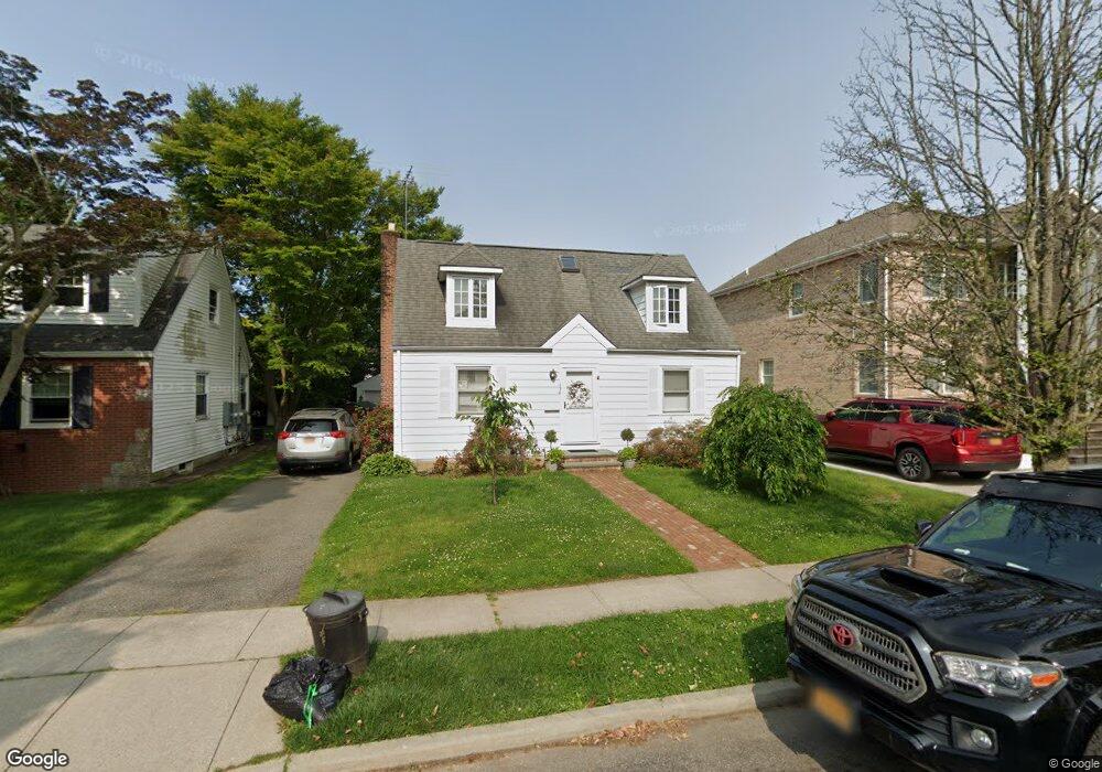 196 Cornwell Ave, Williston Park, NY 11596 - photo 1