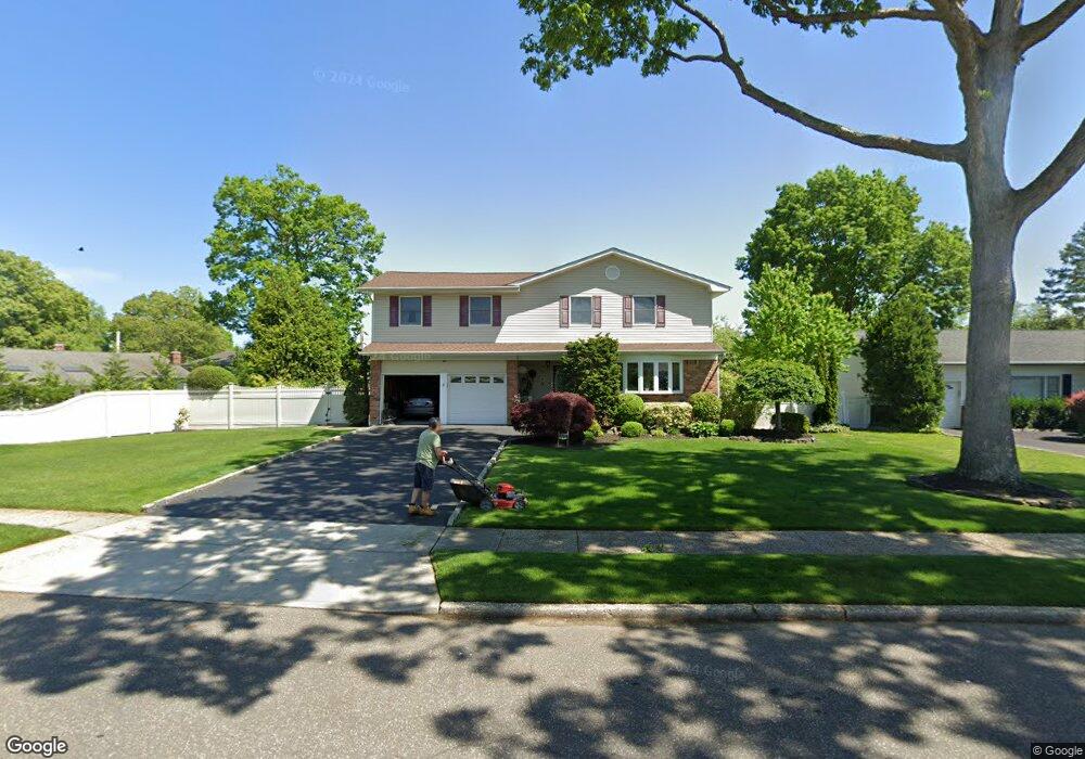 17 Rhonda Ln, ComMacK, NY 11725 - photo 1