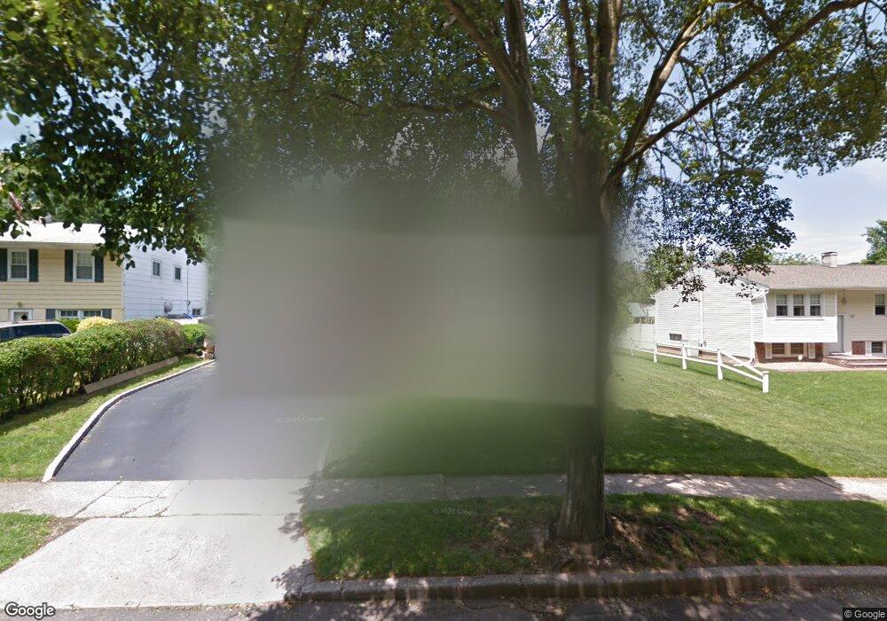 55 Parkway Dr N, ComMacK, NY 11725 - photo 1