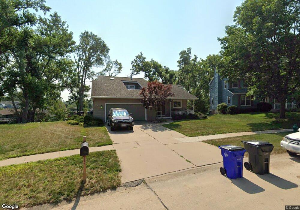 2301 Camelot Ave NW, Cedar Rapids, IA 52405 - photo 1