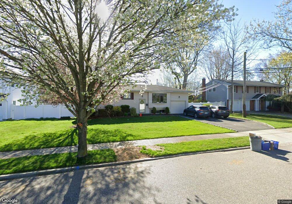 21 Algonquin Ln, ComMacK, NY 11725 - photo 1