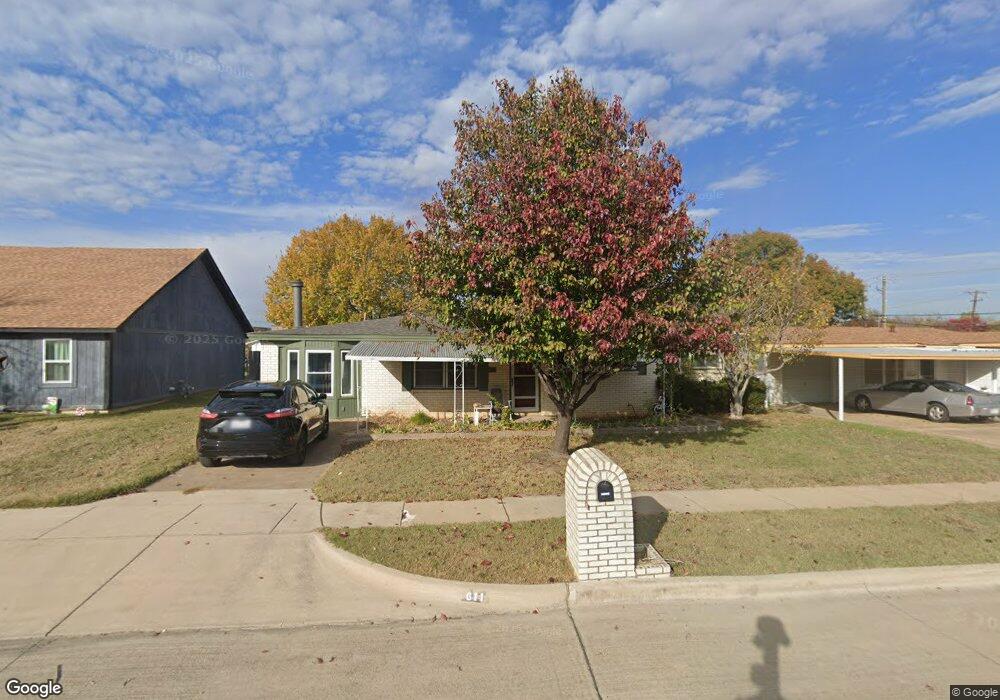 611 Greenway Dr, Hurst, TX 76053 - photo 1
