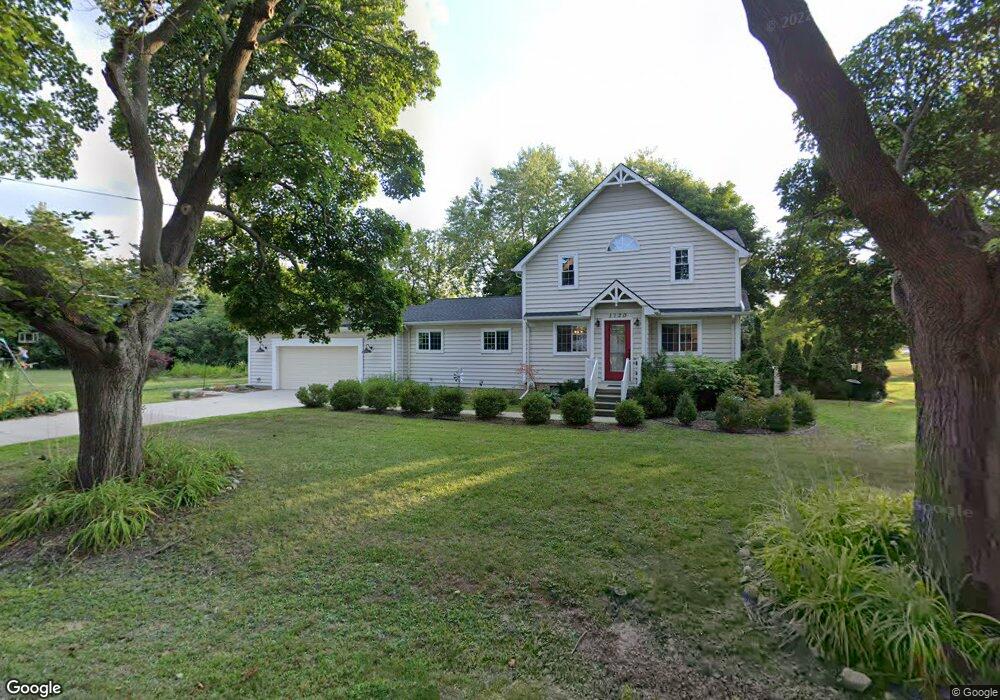 1120 Winthrop Rd, Bloomfield Hills, MI 48302 - photo 1